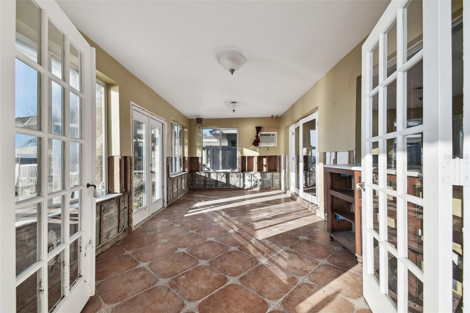 1836 Venetian Point, Clearwater, FL 33755