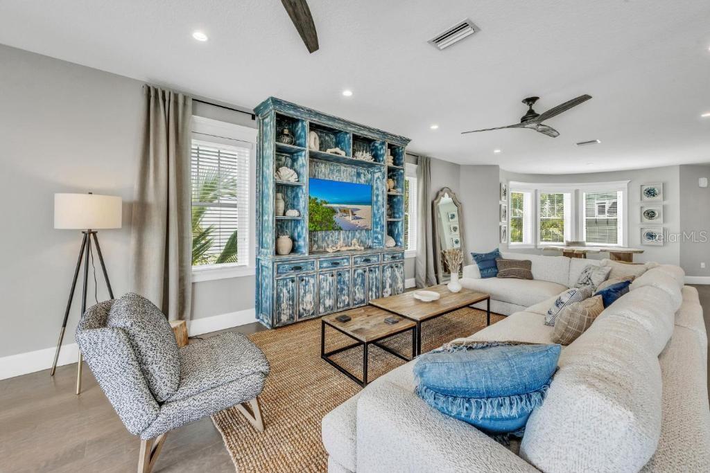 112 11th, Bradenton Beach, FL 34217