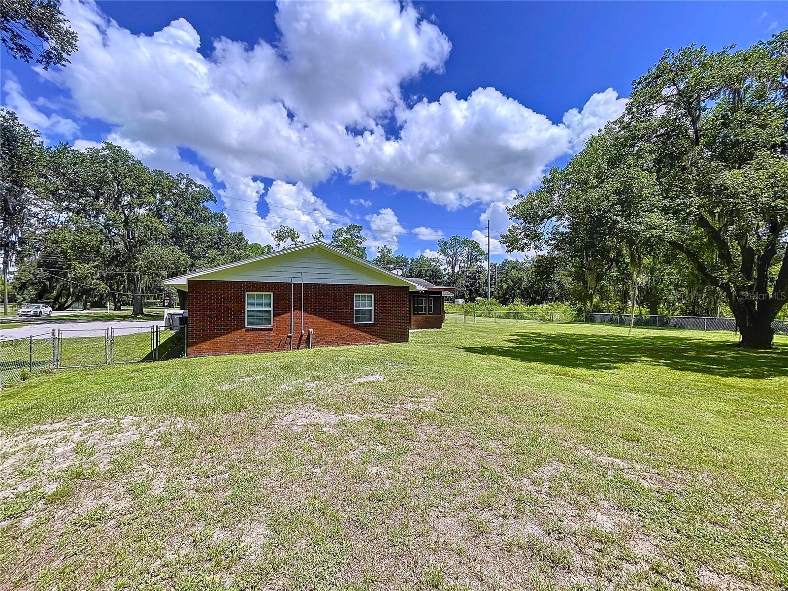 1405 Knights Griffin, Plant City, FL 33565