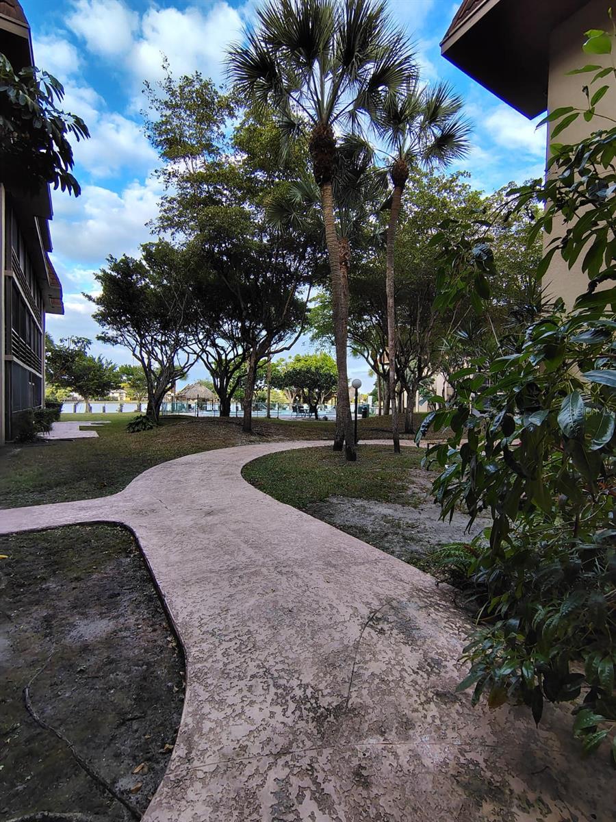 661 195th Unit 402, Miami, FL 33179