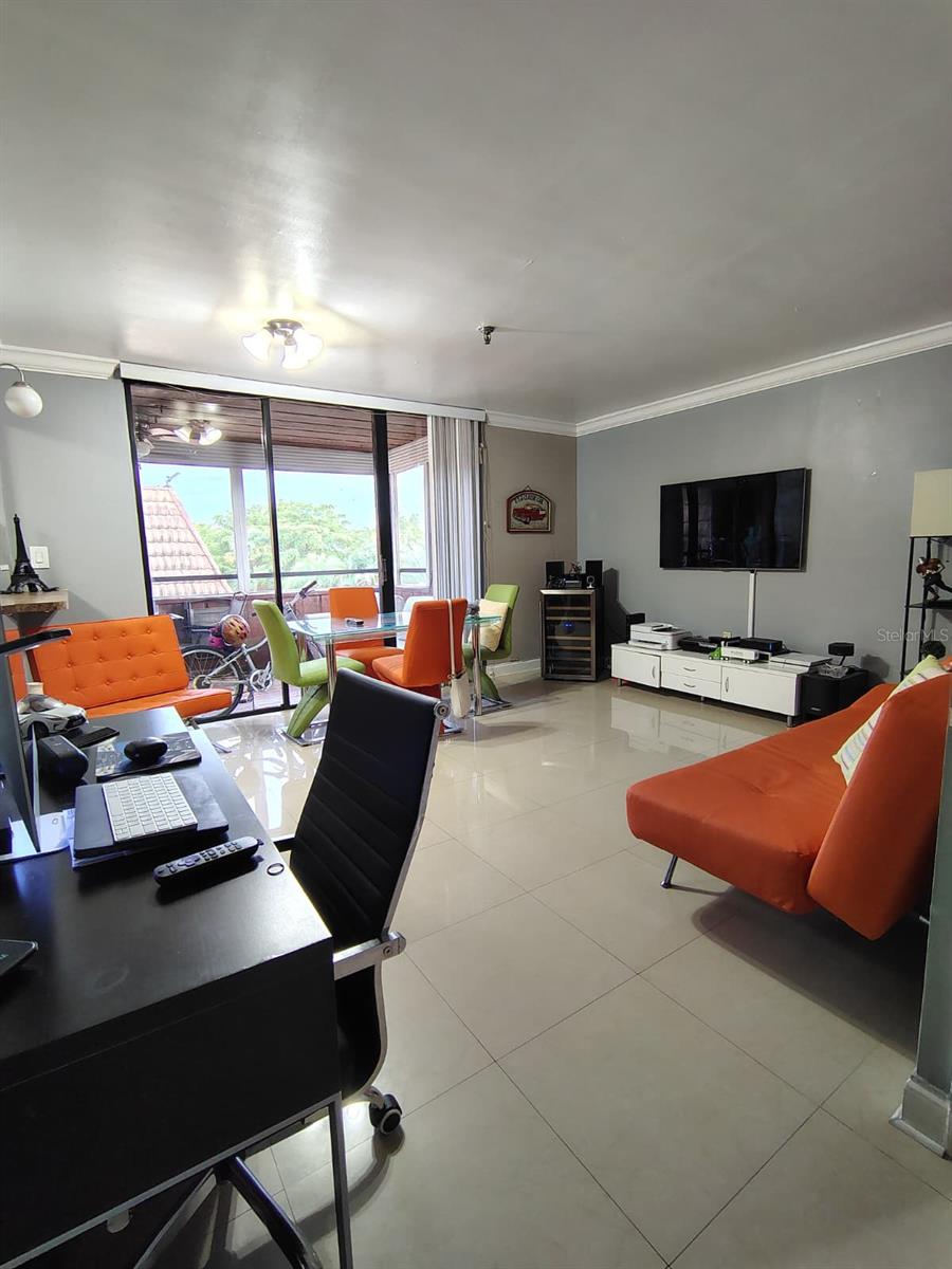 661 195th Unit 402, Miami, FL 33179