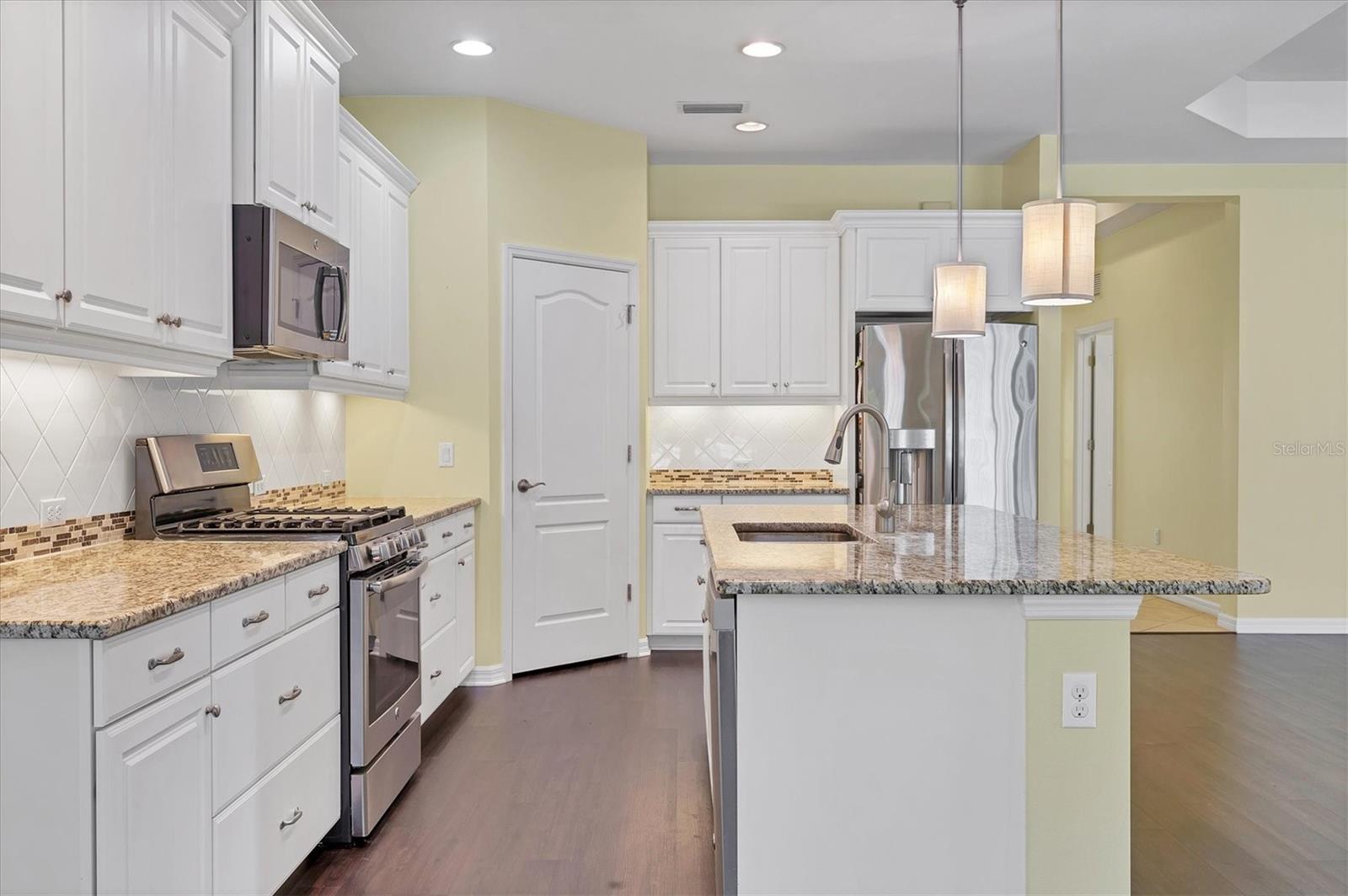 7040 White Willow, Sarasota, FL 34243