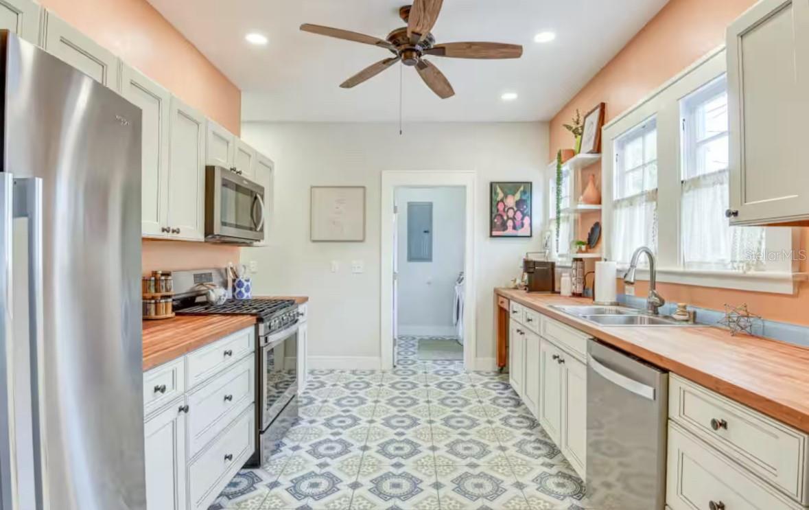 618 19th, Bradenton, FL 34205