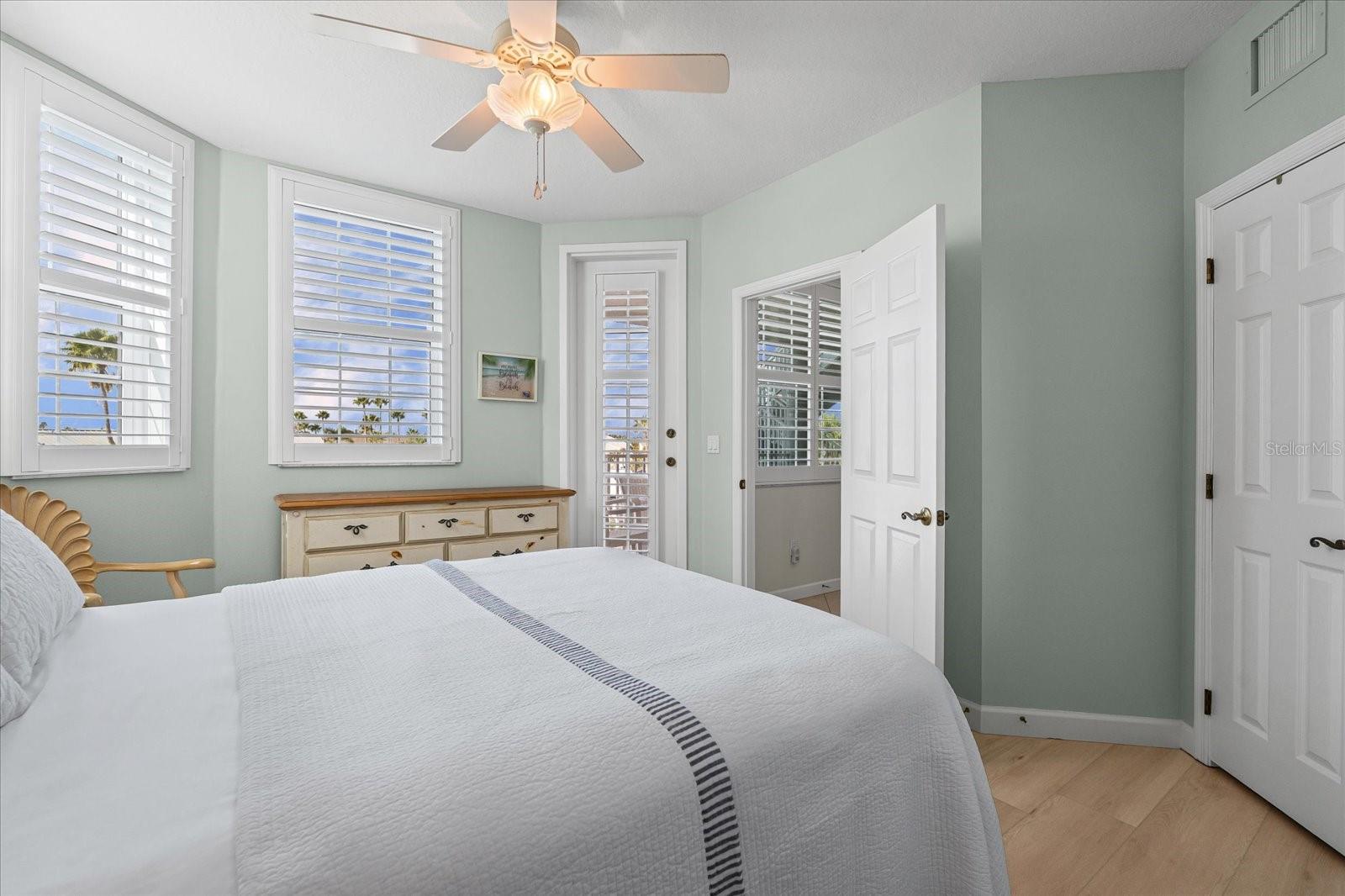 1260 Dolphin Bay Unit 404, Sarasota, FL 34242