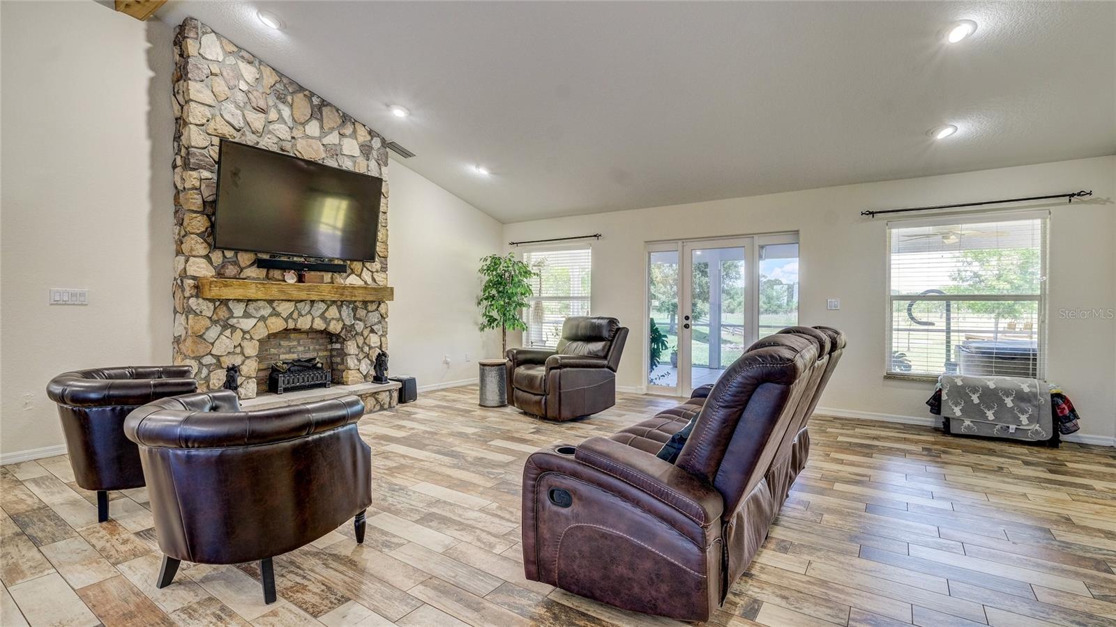 560 Oakford, Sarasota, FL 34240