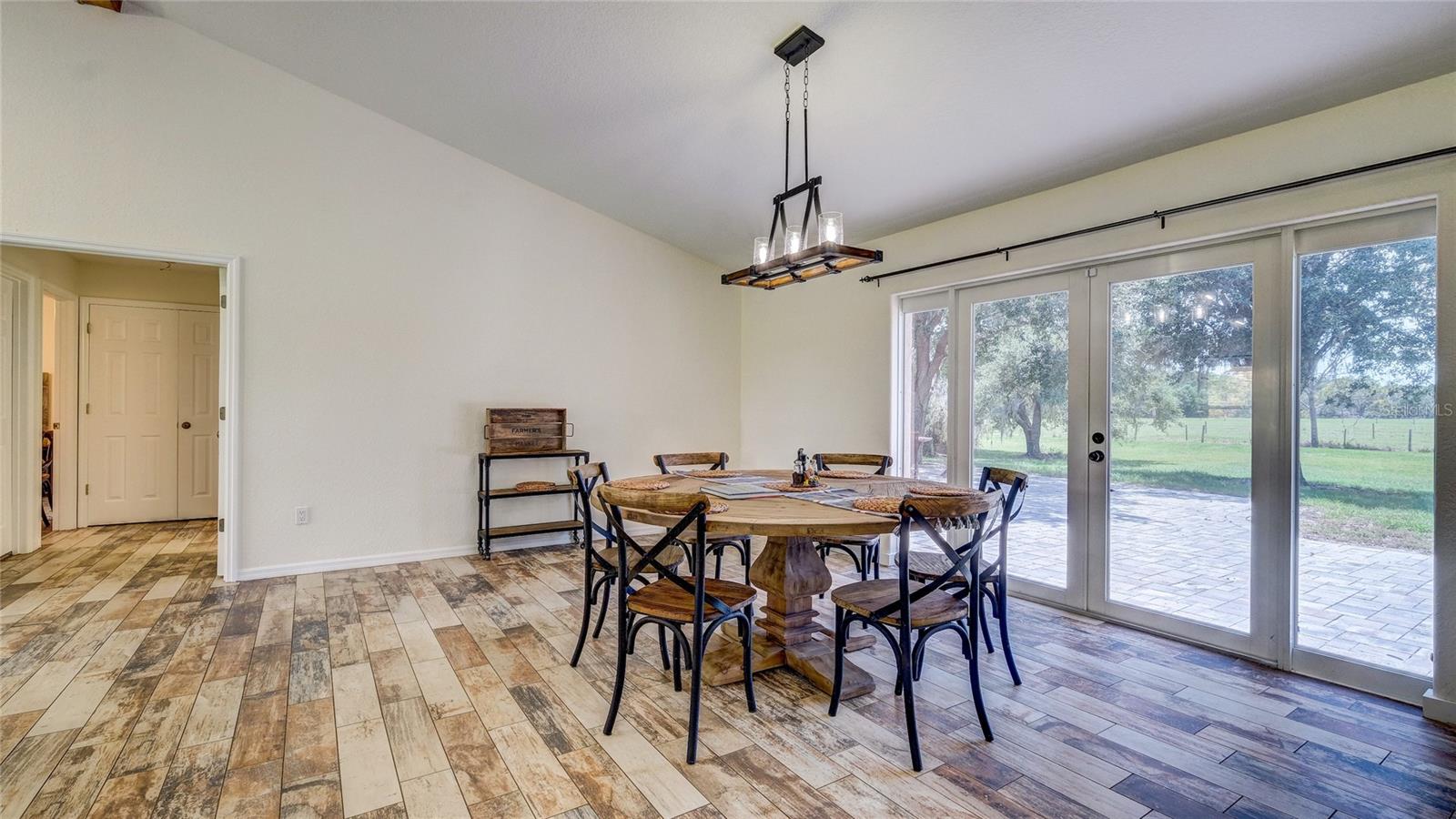 560 Oakford, Sarasota, FL 34240