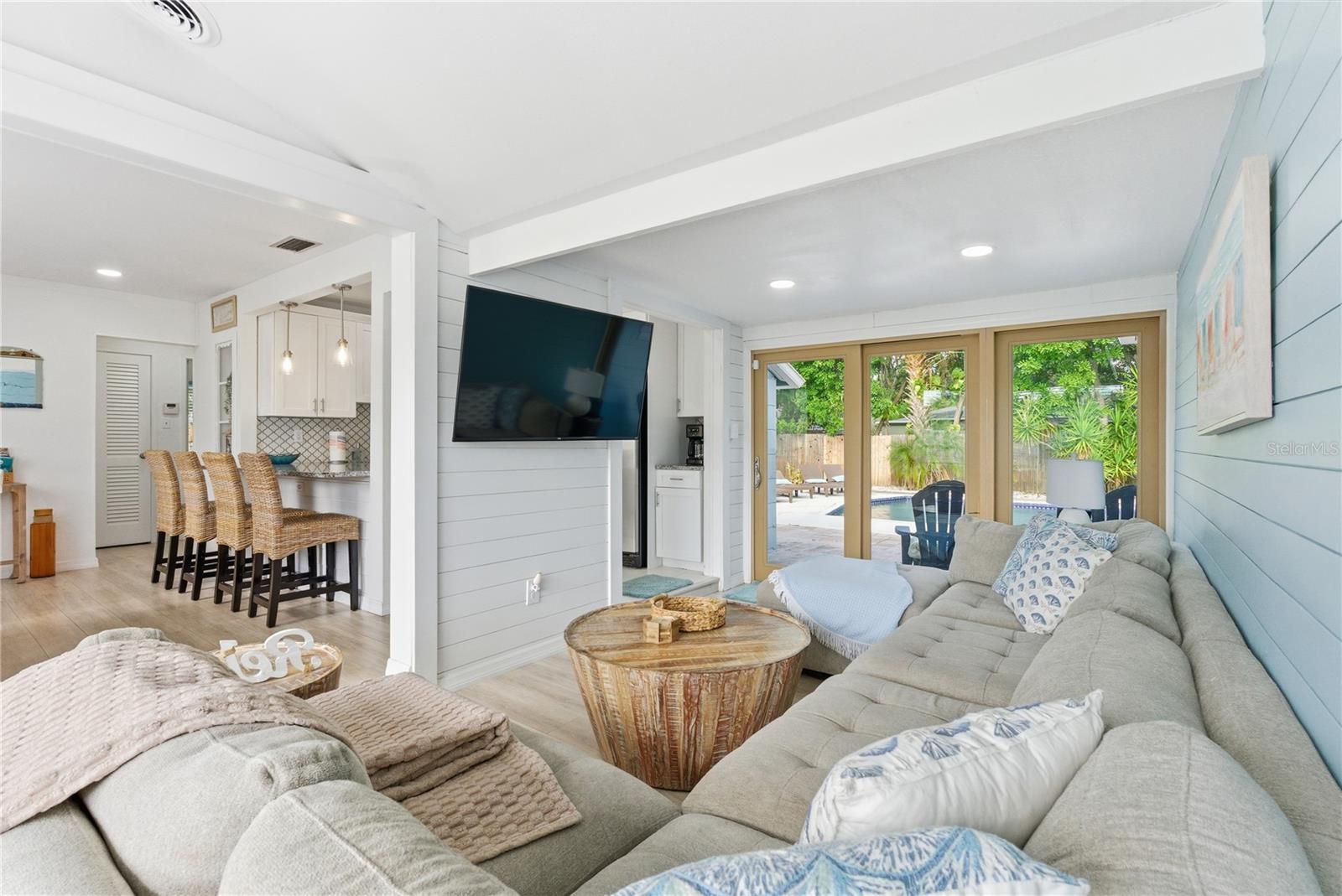 1249 Essex, St Petersburg, FL 33710
