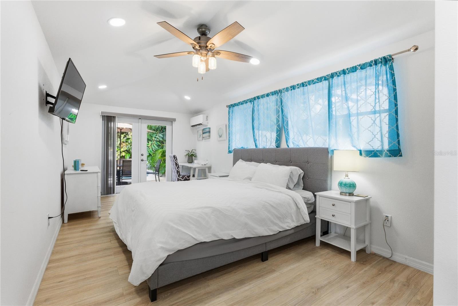 1249 Essex, St Petersburg, FL 33710