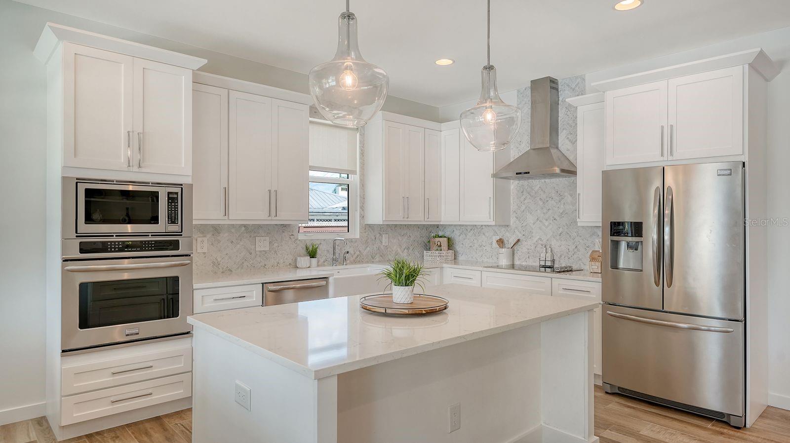 6136 Hollywood, Sarasota, FL 34231