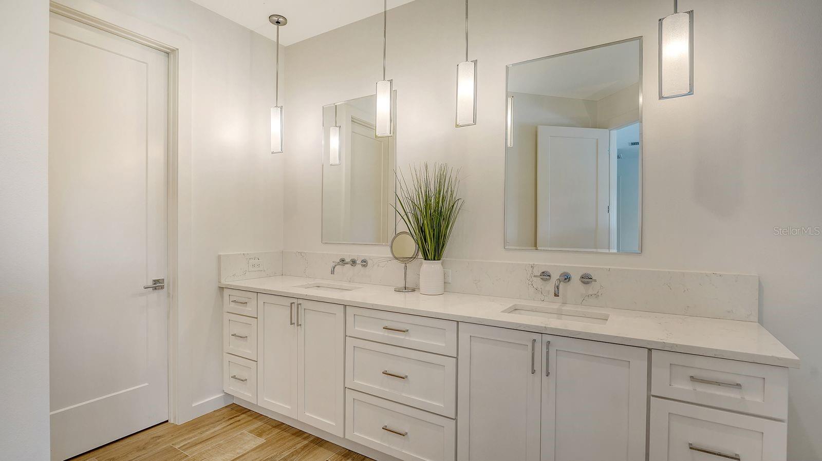 6136 Hollywood, Sarasota, FL 34231