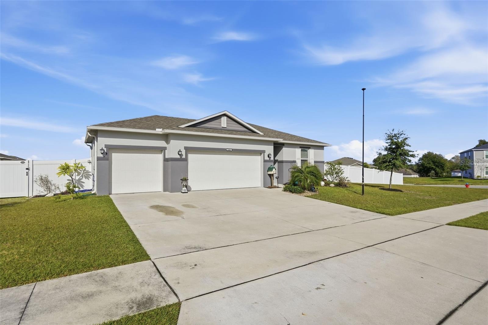 2201 Gladiolus Ln, Mascotte, FL 34753