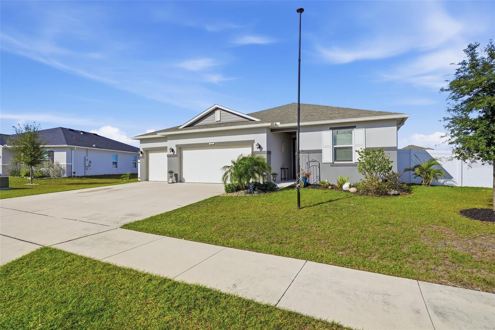 2201 Gladiolus Ln, Mascotte, FL 34753