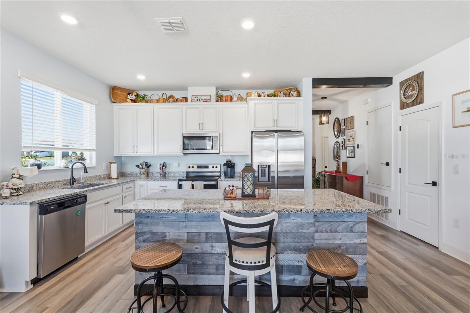 2201 Gladiolus Ln, Mascotte, FL 34753