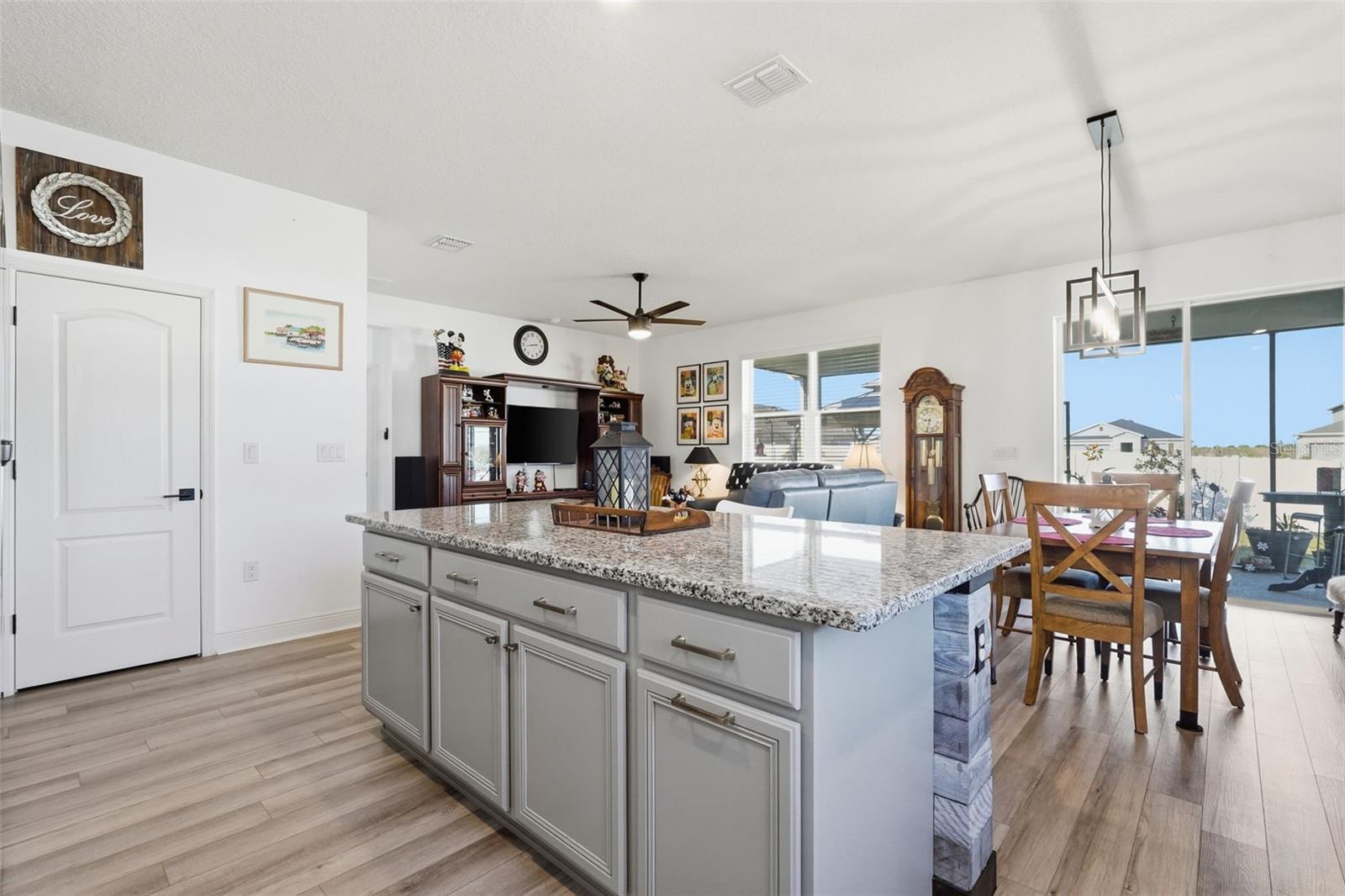 2201 Gladiolus Ln, Mascotte, FL 34753
