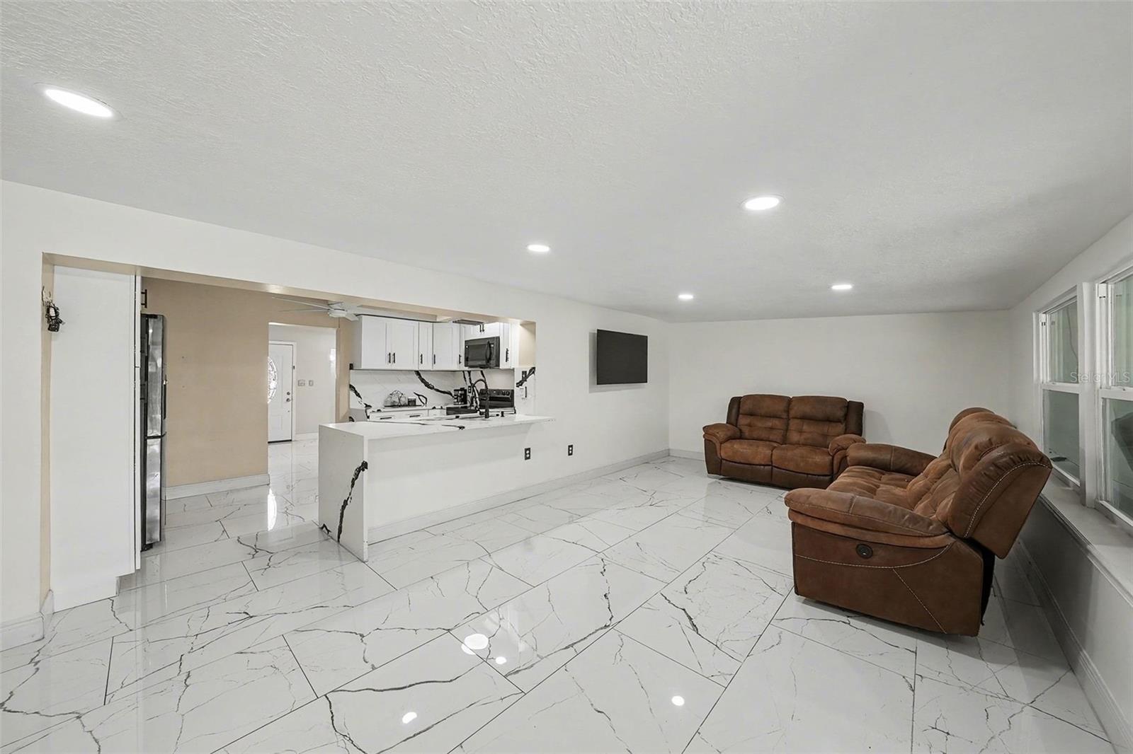 2910 Burke, Tampa, FL 33614