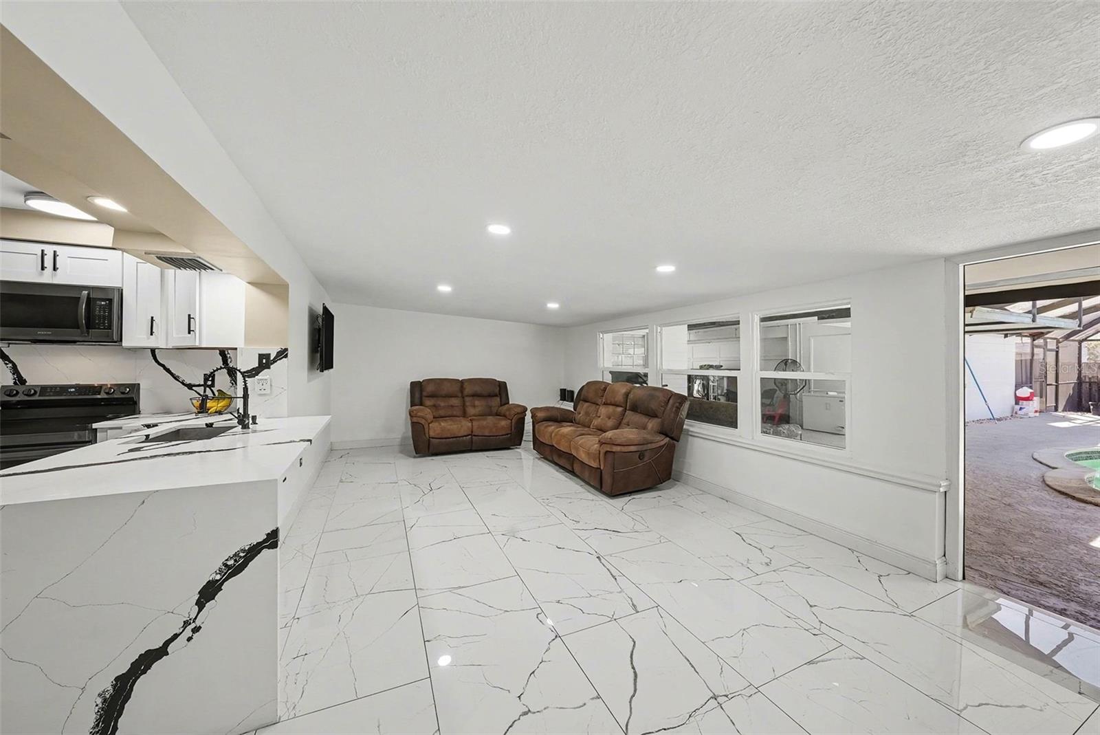 2910 Burke, Tampa, FL 33614