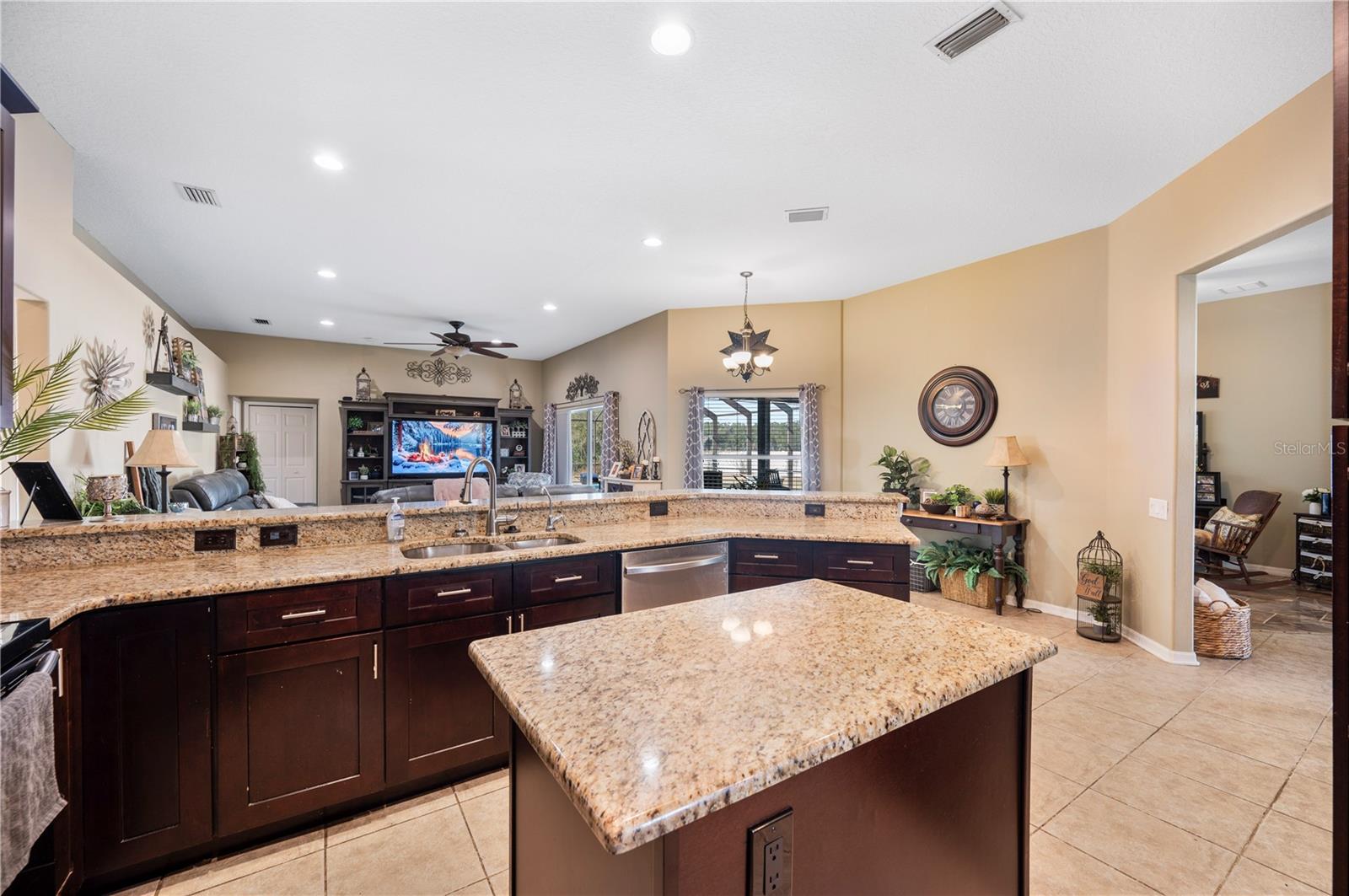4403 Avondale Groves, Plant City, FL 33567