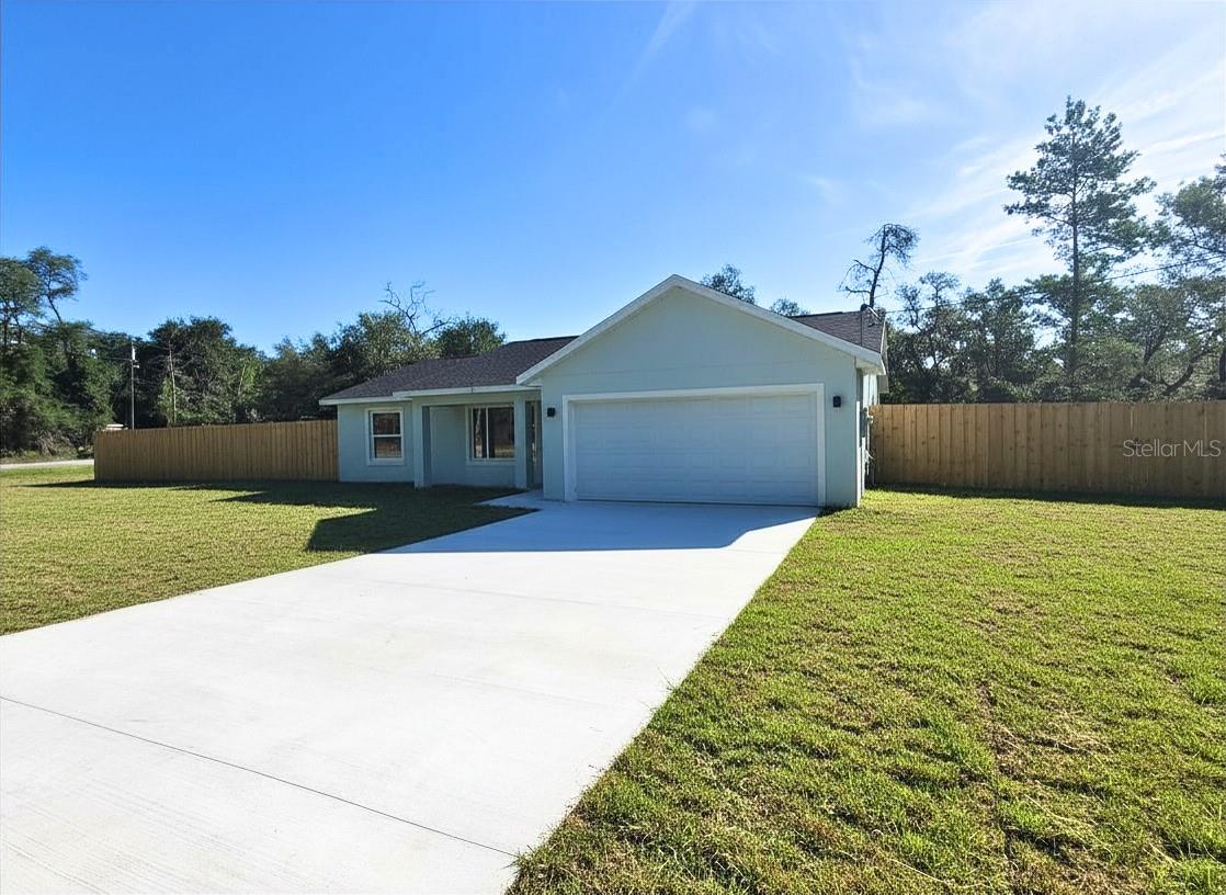 15 Fisher Way, Ocklawaha, FL 32179