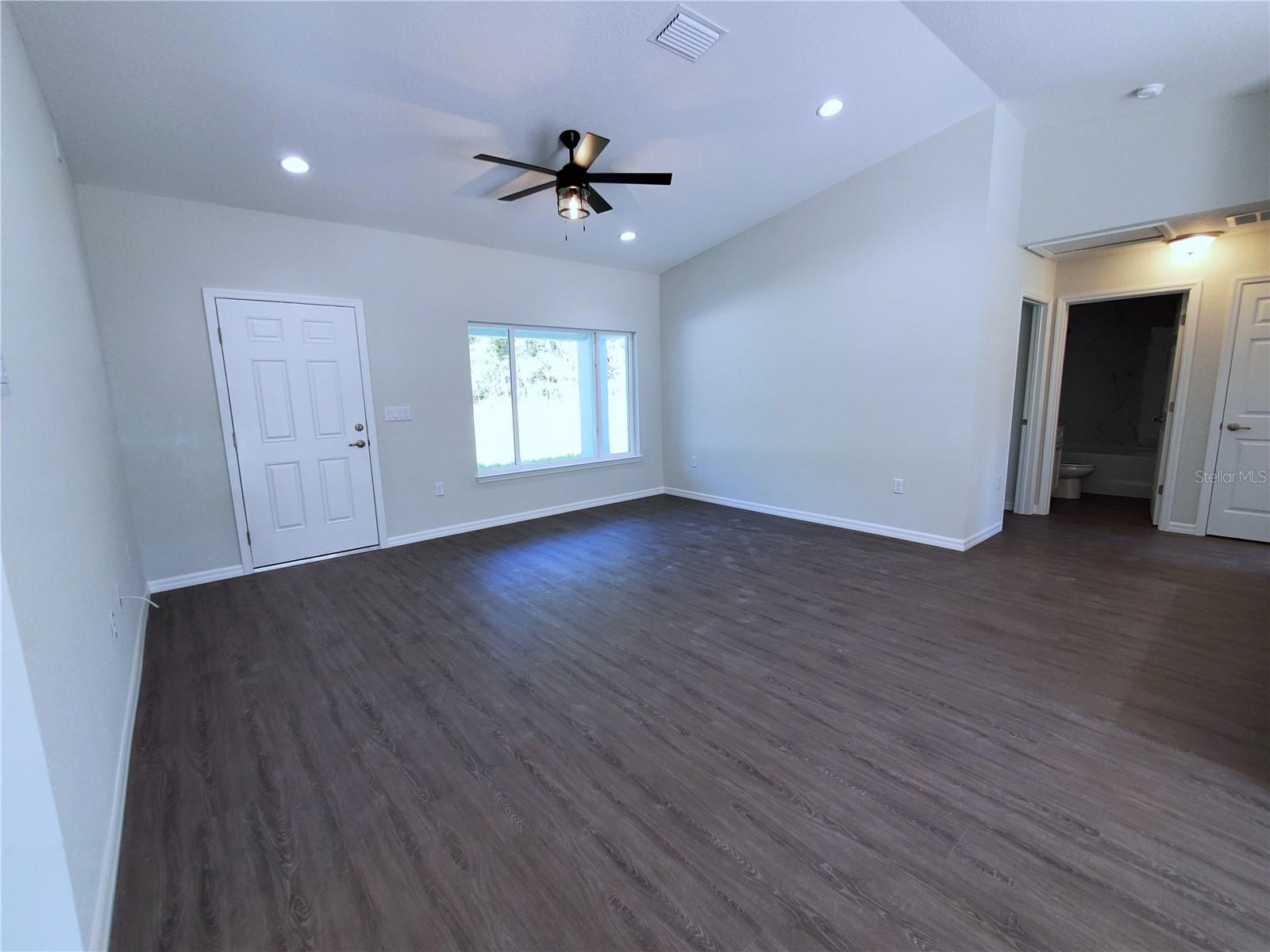 15 Fisher Way, Ocklawaha, FL 32179