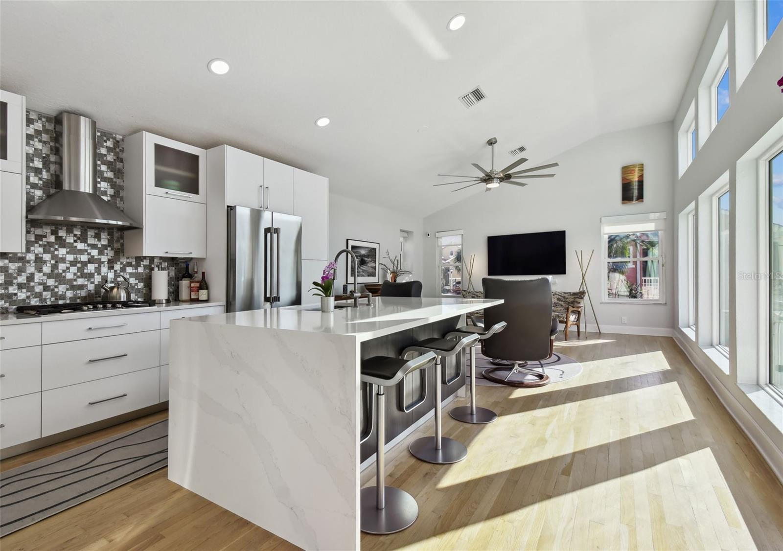 21 Crescent, St Petersburg, FL 33711