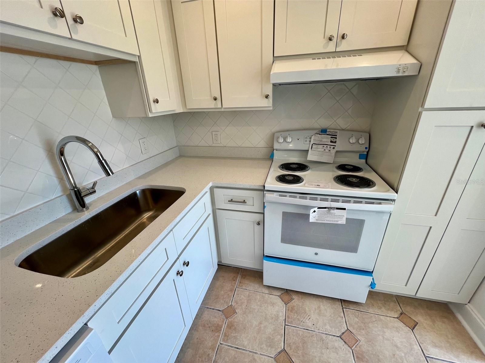 387 Mcmullen Booth Unit 13, Clearwater, FL 33759