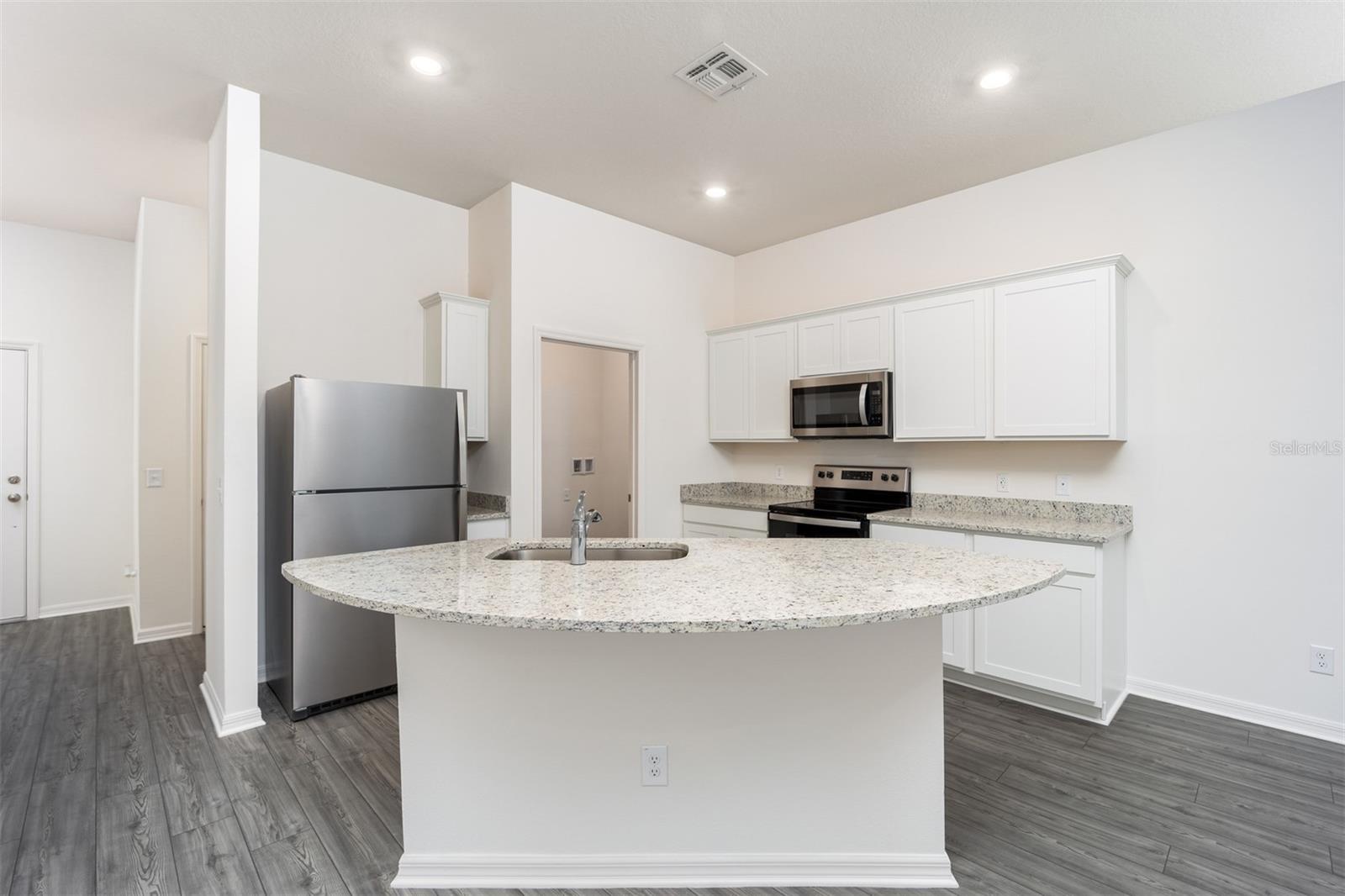 696 Poppy, Dundee, FL 33838