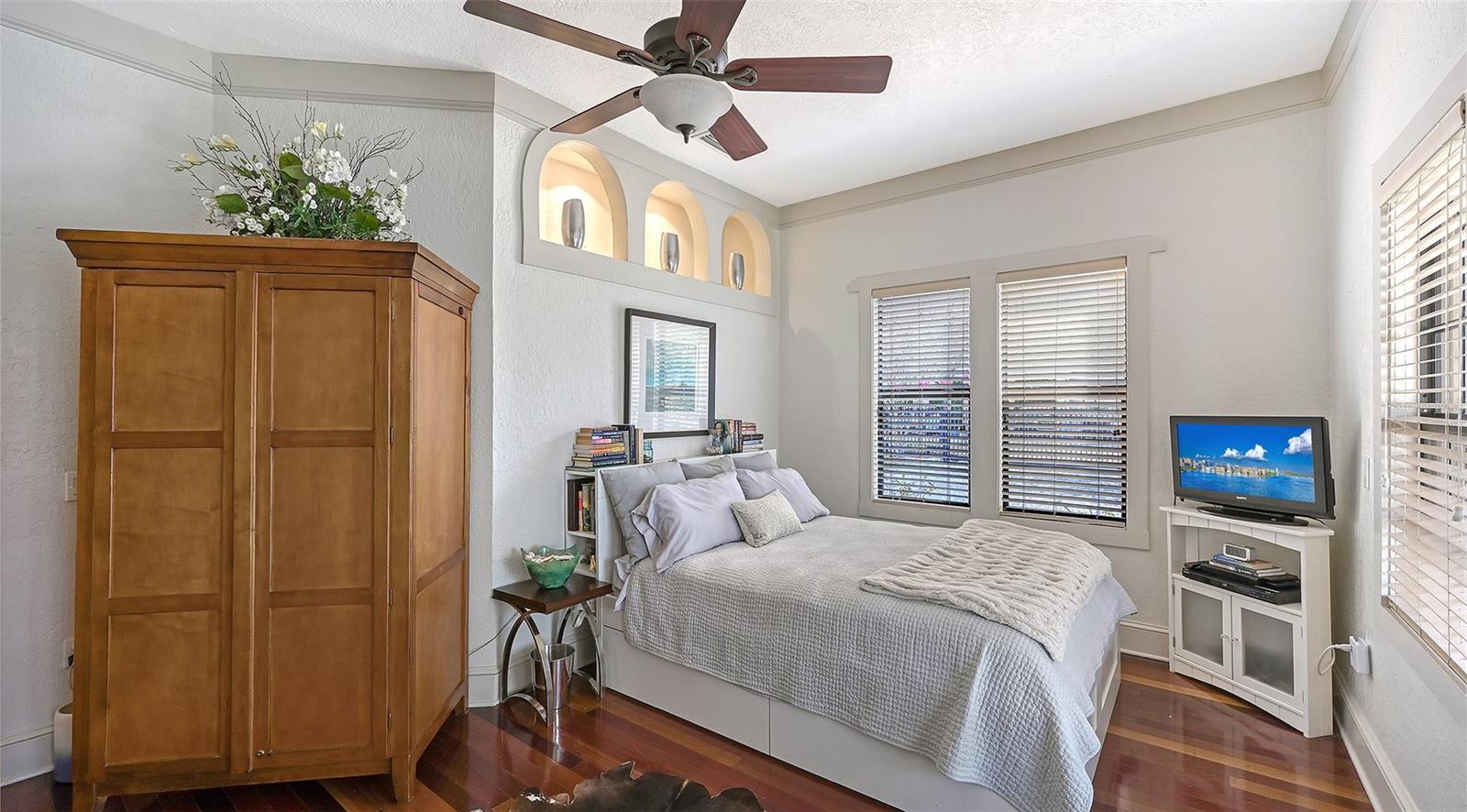 1563 4th, Sarasota, FL 34236