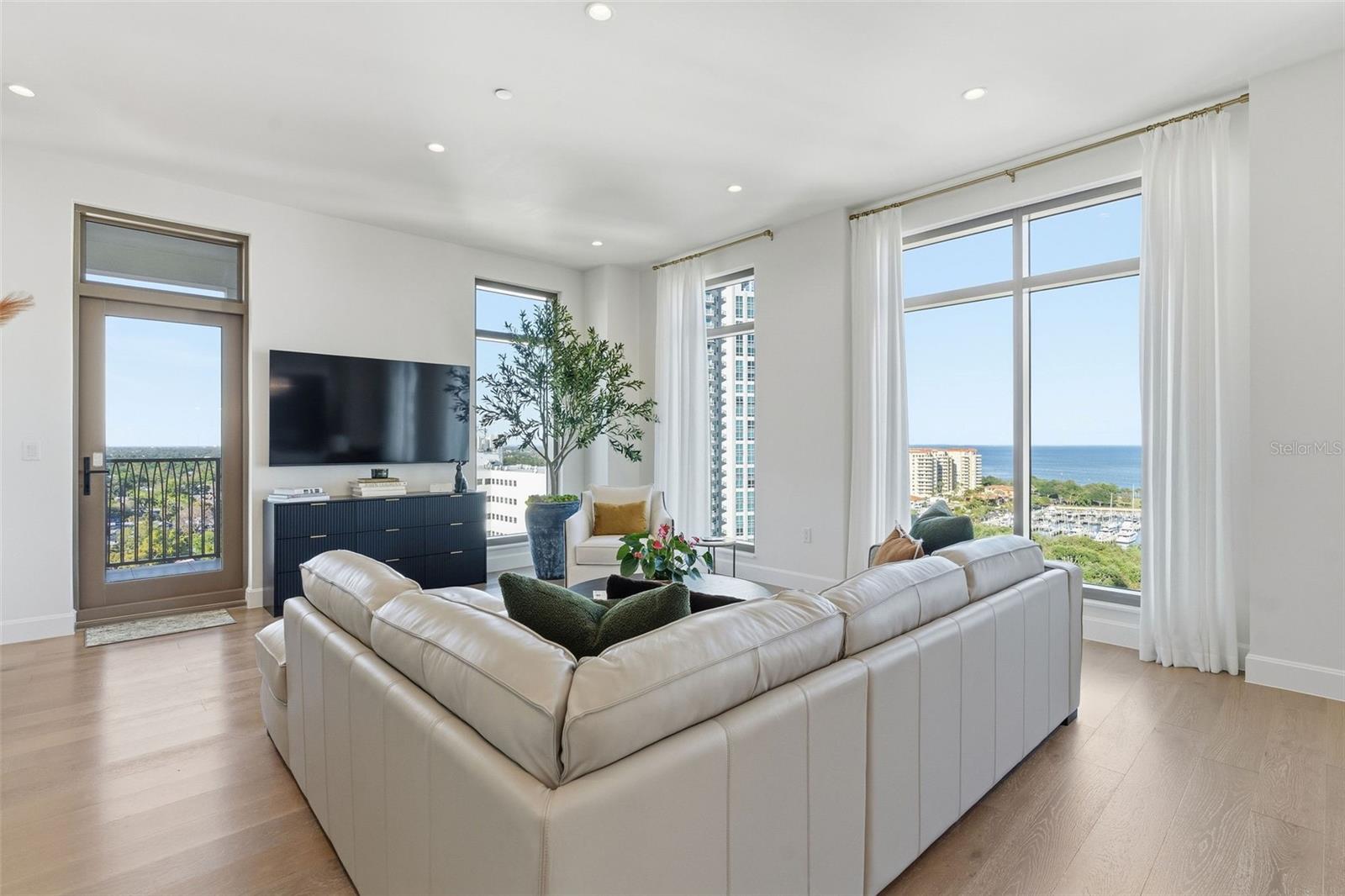 126 4th Unit 1401, St Petersburg, FL 33701
