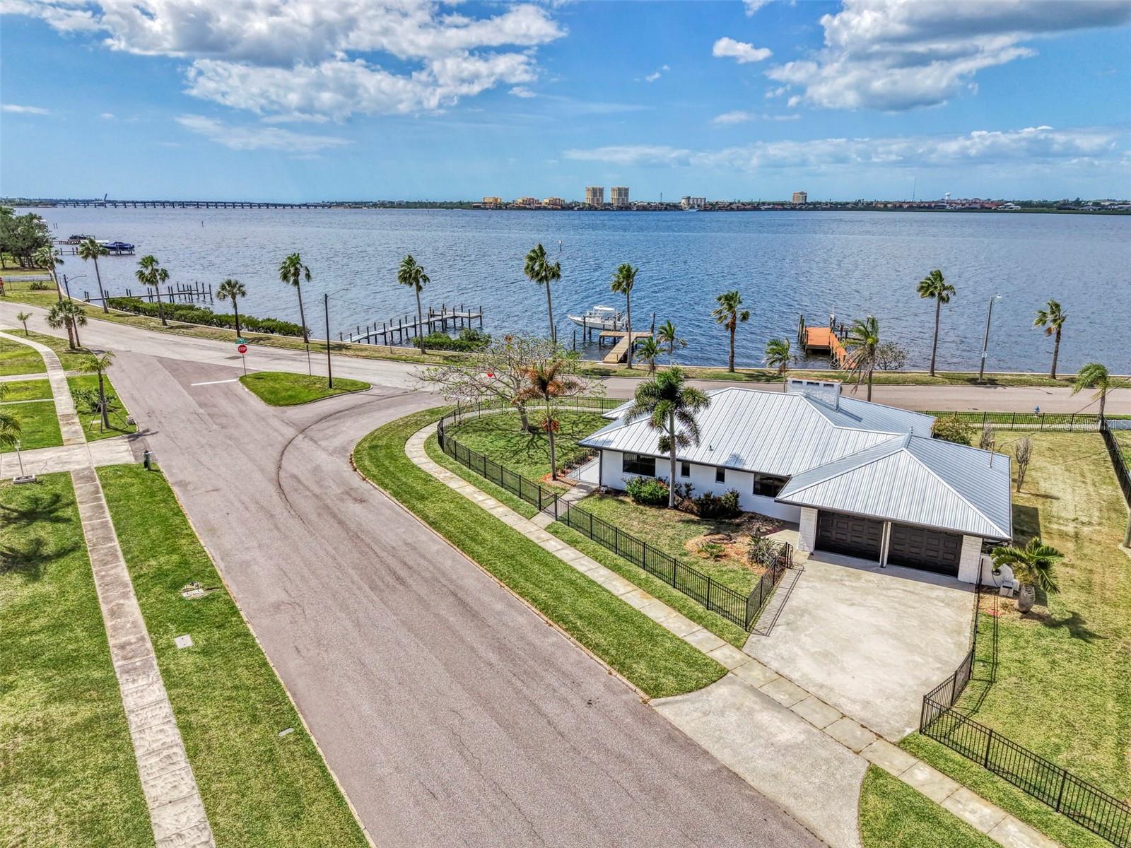 1822 Riverside, Bradenton, FL 34208