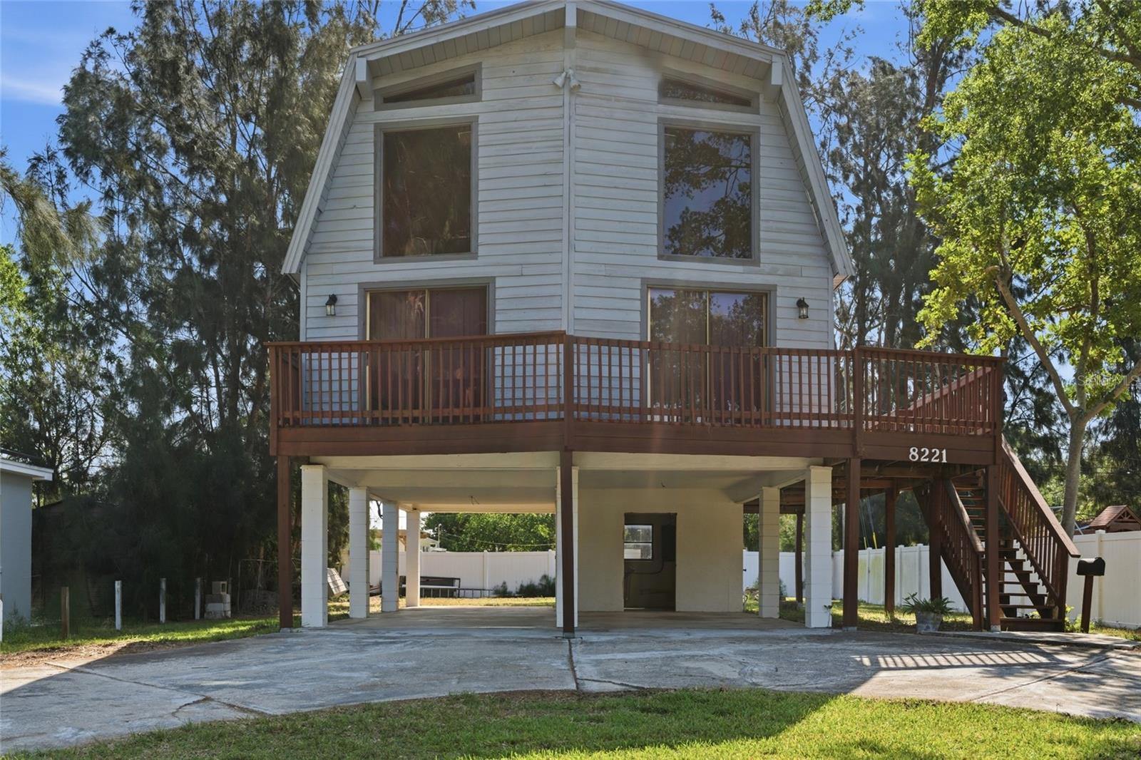 8221 Riverside Dr NE, St Petersburg, FL 33702