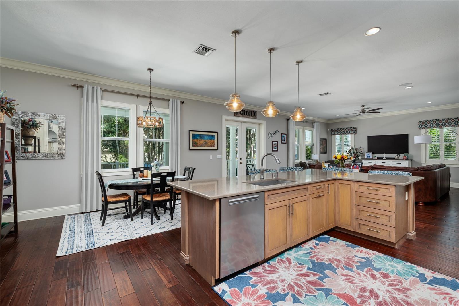 852 Cordova, St Petersburg, FL 33704