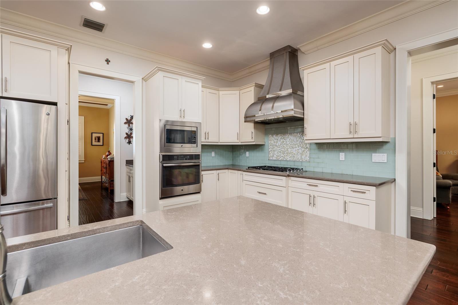 852 Cordova, St Petersburg, FL 33704