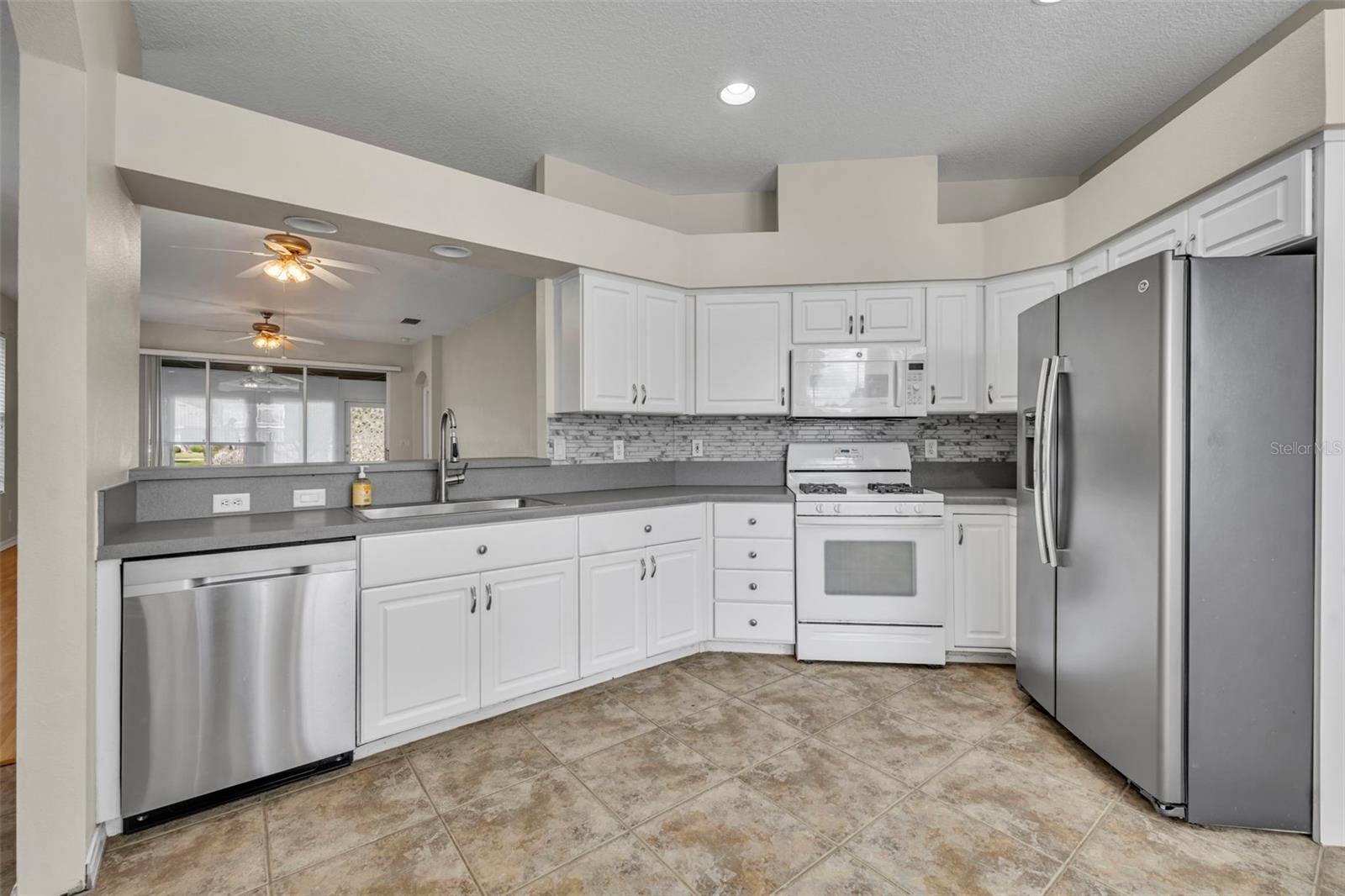 21630 Regency Park Ln, Leesburg, FL 34748