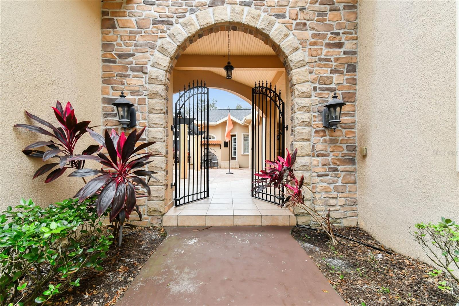 12709 Mannhurst Oak, Lithia, FL 33547