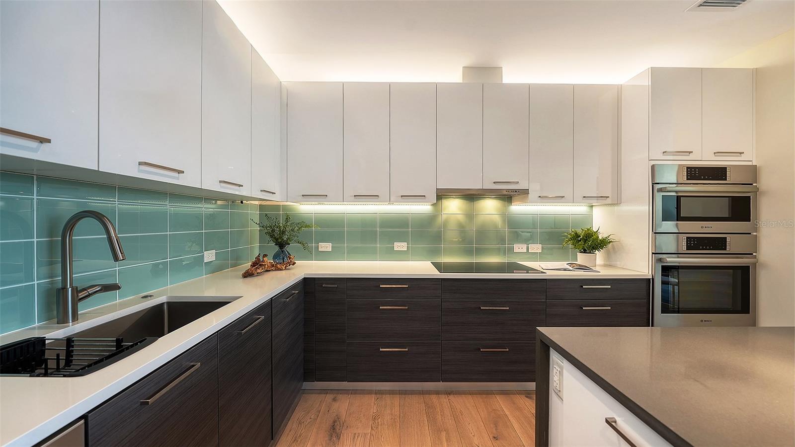 300 Pineapple Unit 302, Sarasota, FL 34236