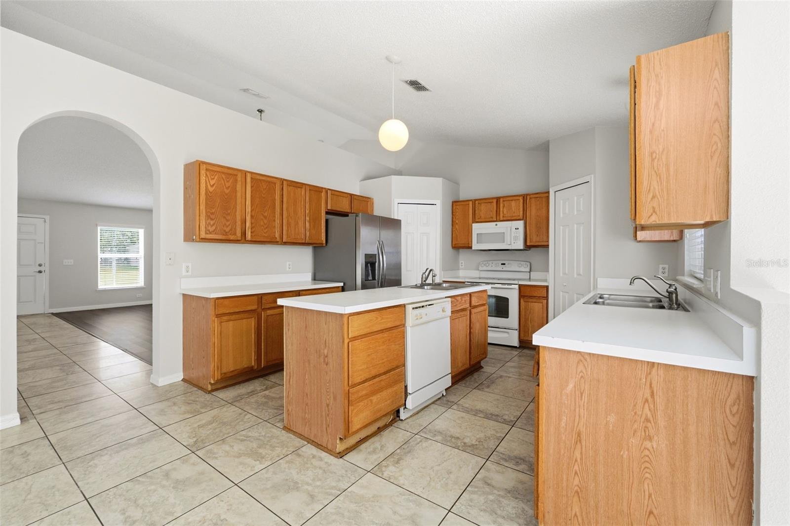955 Louvre, Kissimmee, FL 34759