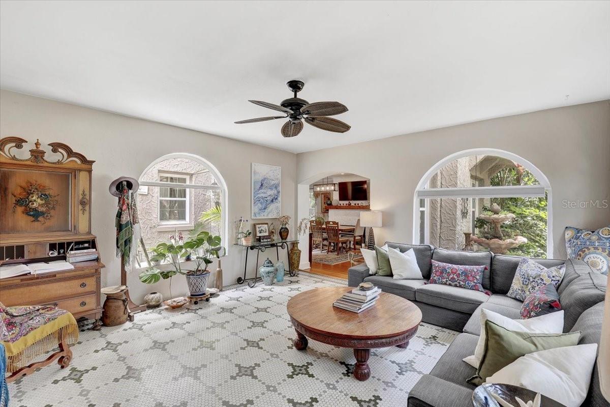 325 49th, St Petersburg, FL 33710