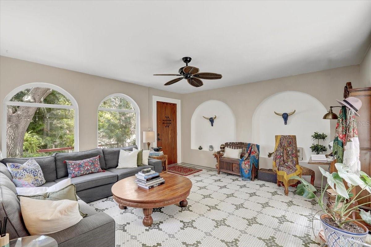 325 49th, St Petersburg, FL 33710