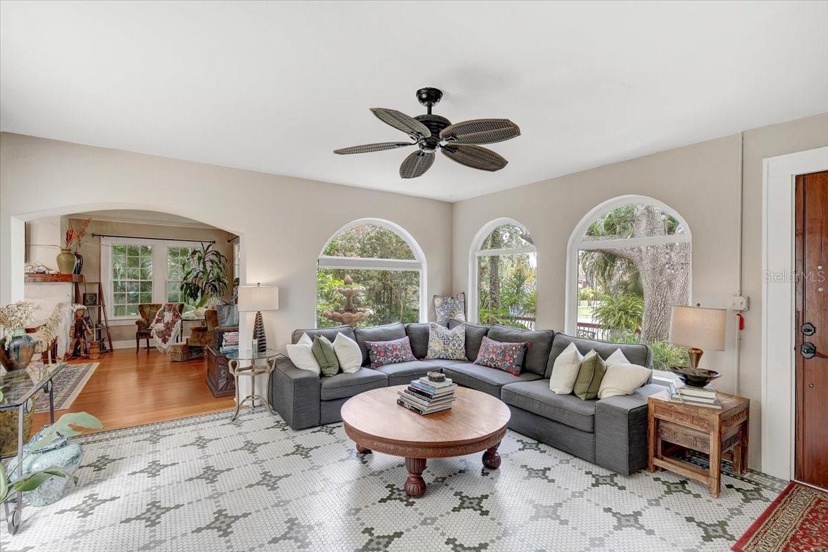 325 49th, St Petersburg, FL 33710
