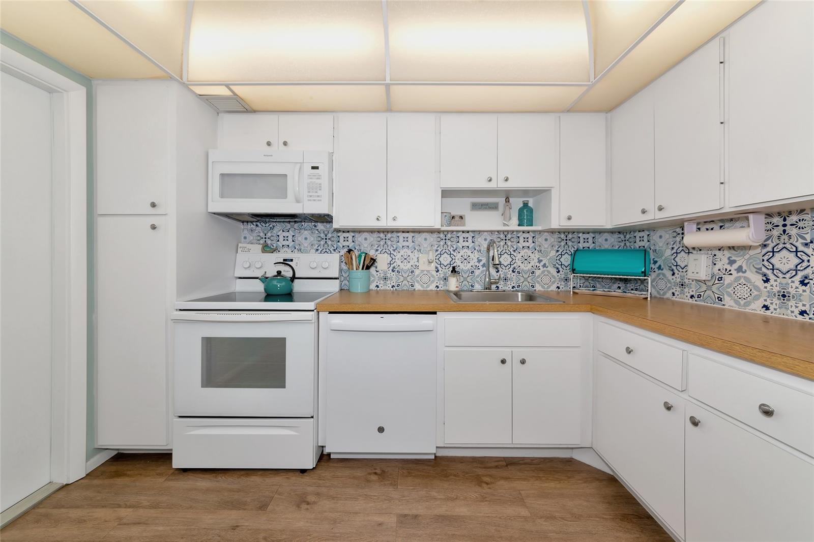 7461 Country Club Unit 203, Sarasota, FL 34243