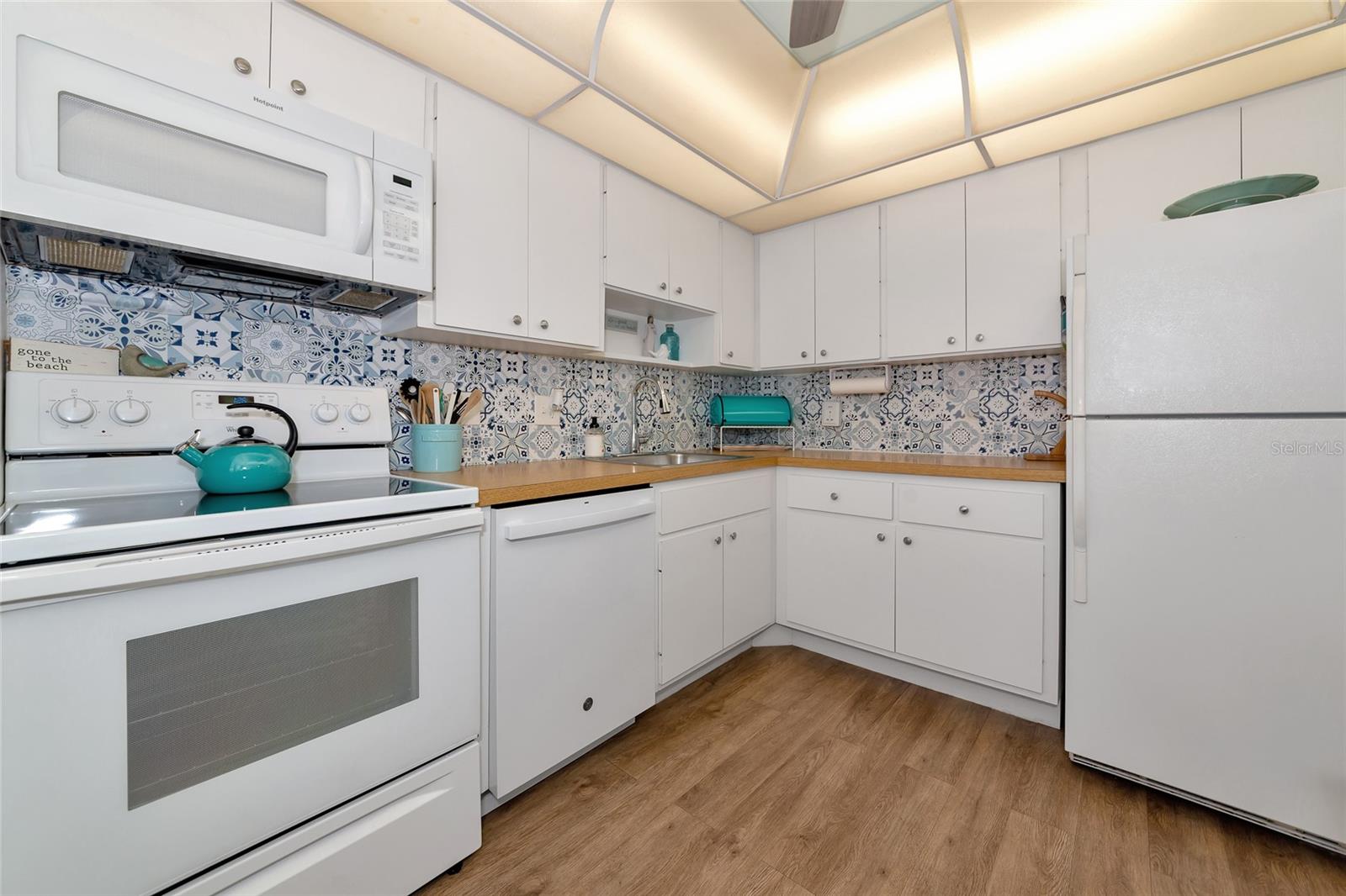 7461 Country Club Unit 203, Sarasota, FL 34243