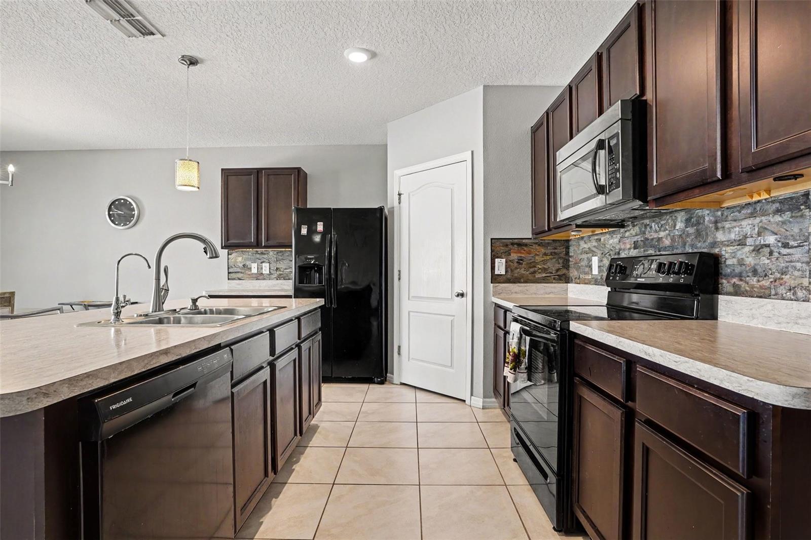 911 Waterville Dr, Auburndale, FL 33823