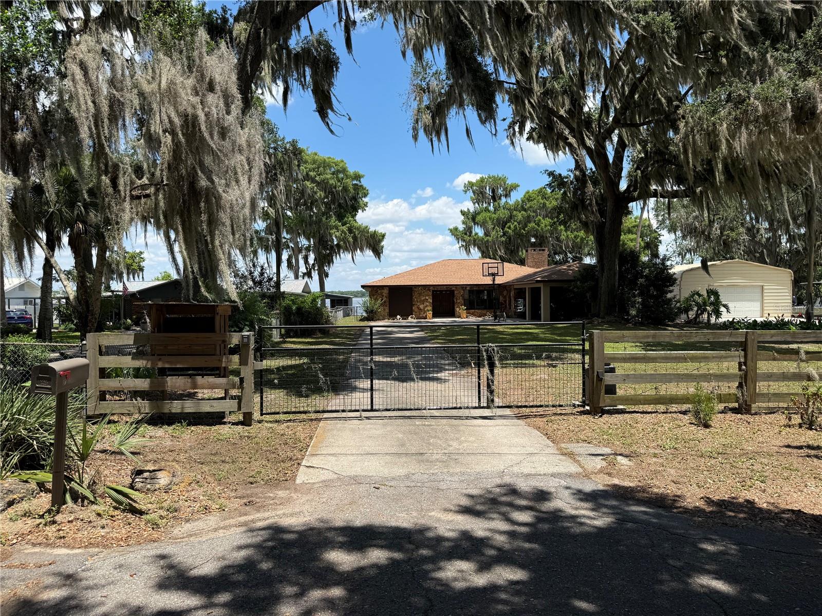 4232 County Road 400, Lake Panasoffkee, FL 33538