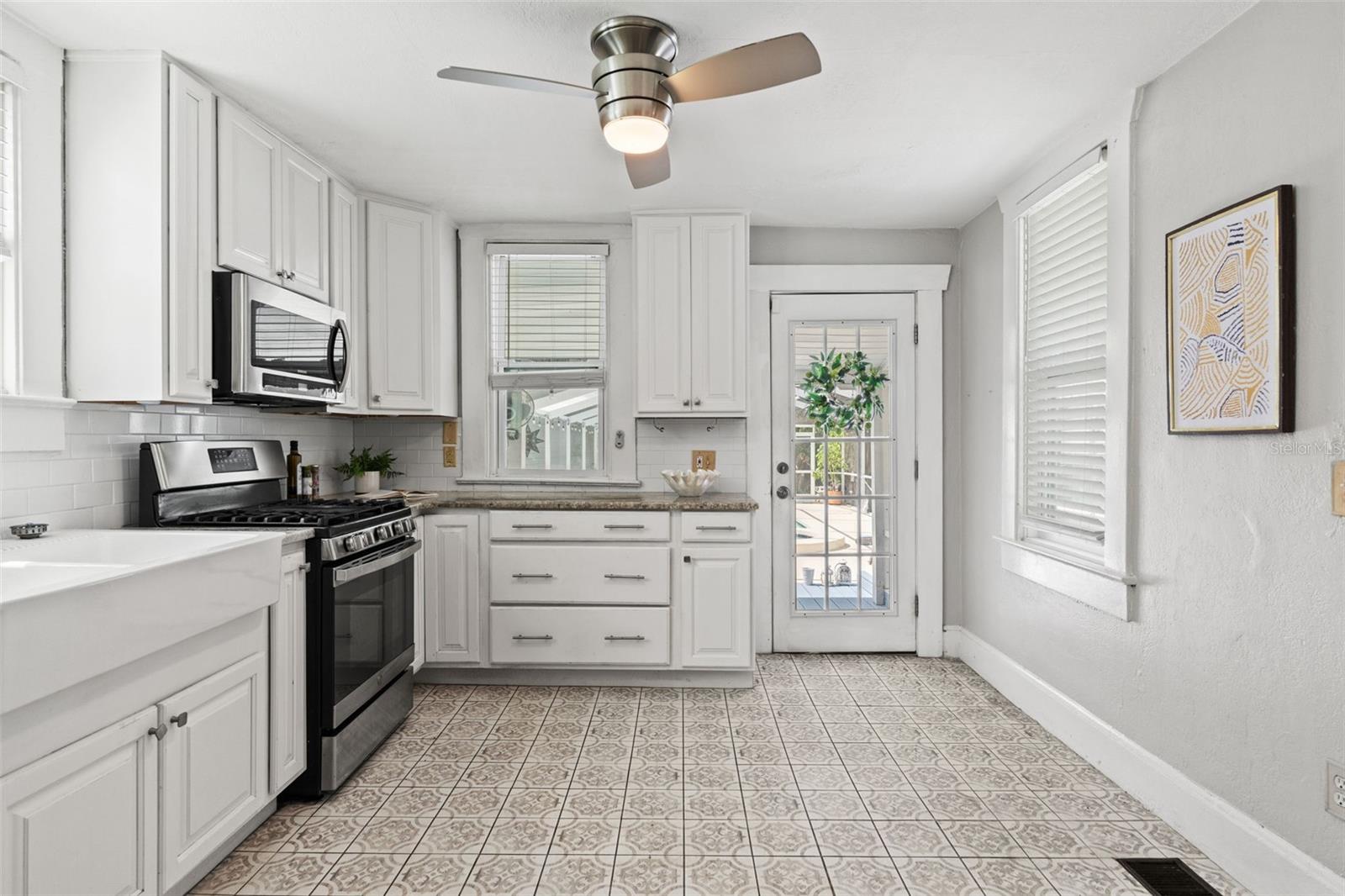 904 Henry, Tampa, FL 33604