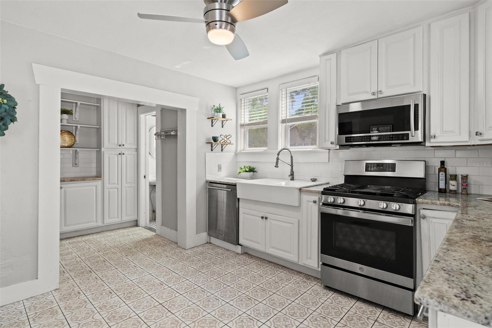 904 Henry, Tampa, FL 33604