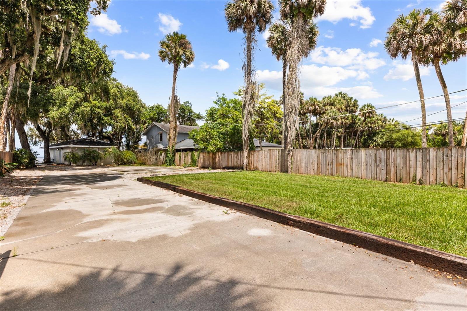 2462 Fort Lane, Geneva, FL 32732