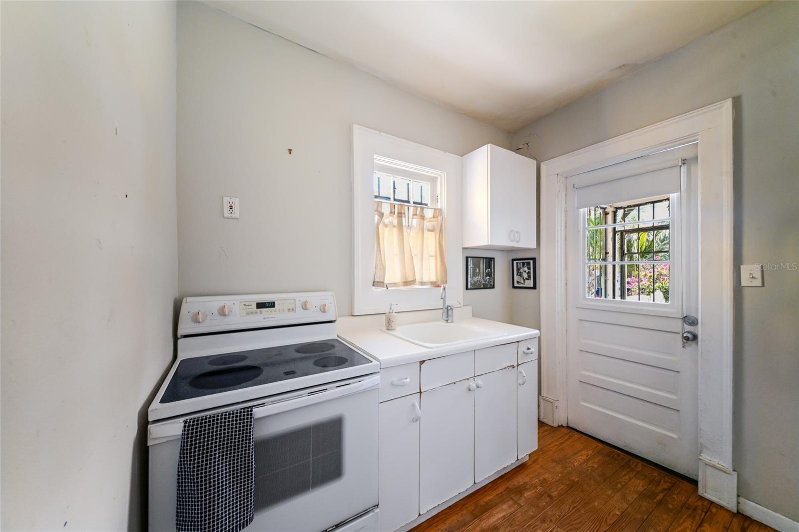 411 Burns Court, Sarasota, FL 34236