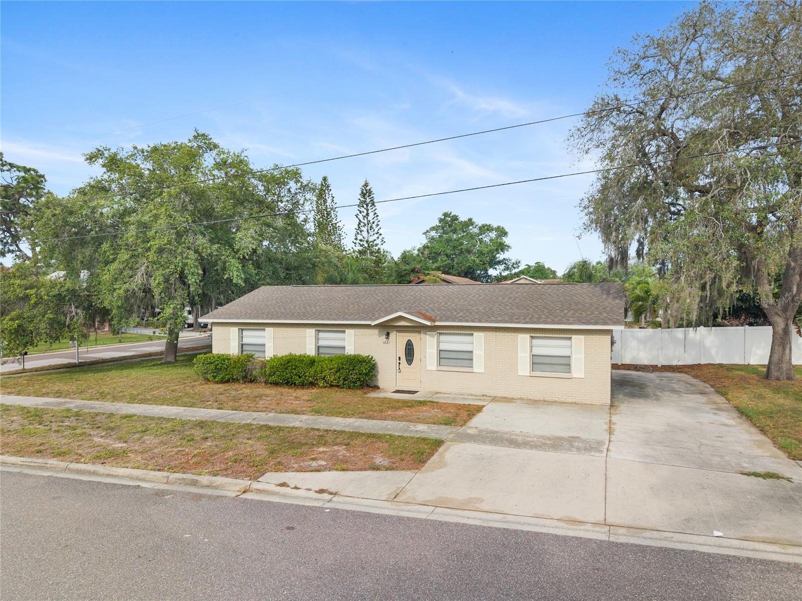 1221 Court, Tarpon Springs, FL 34689