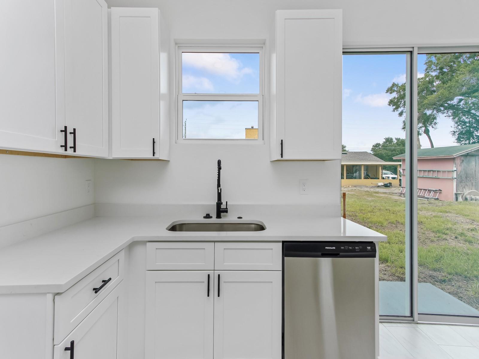 2048 Dixie, Sanford, FL 32771