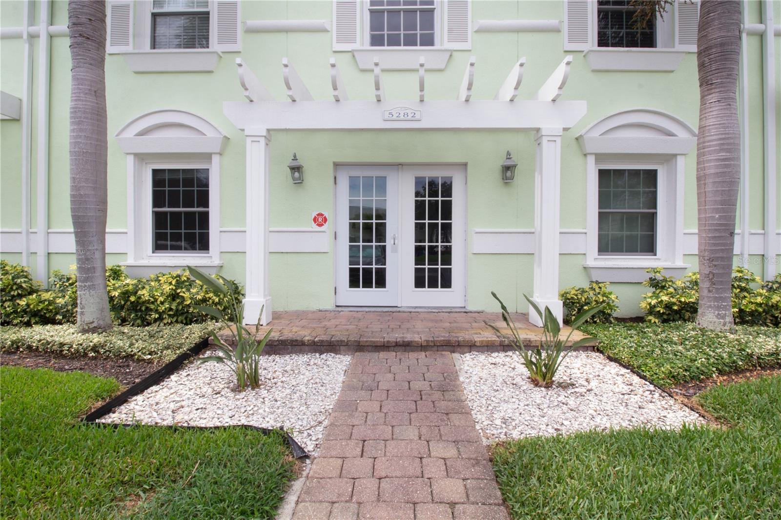 5282 Beach Unit Apt D, St Petersburg, FL 33705